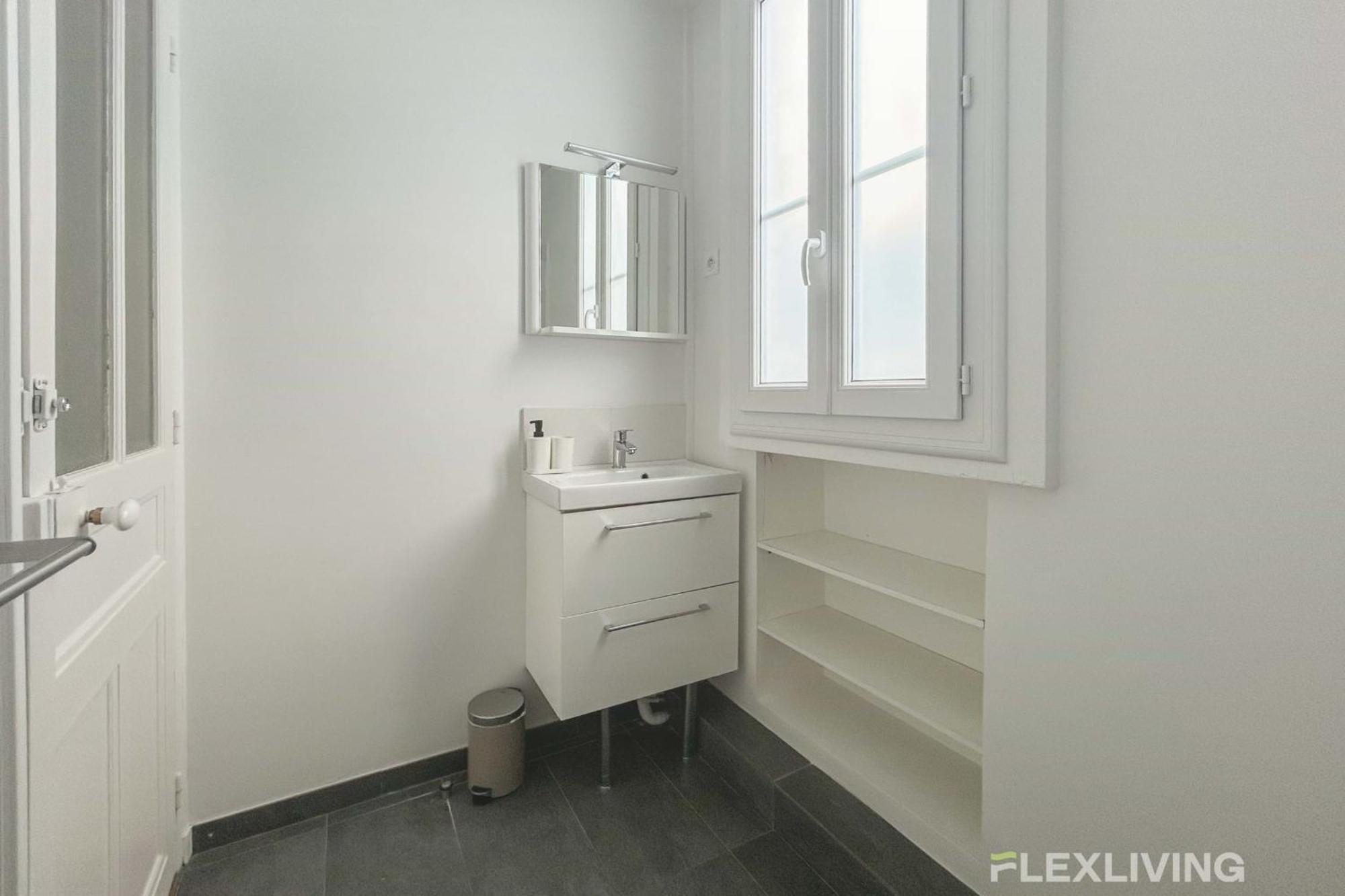 Jardin Des Plantes - Beautiful Bright 2-bedroom -1 Living Apartment *